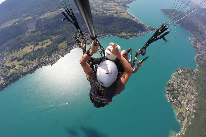 Paragliding Performance flight over the magnificent Lake Annecy - Starting Point and Transportation to the Takeoff Site in Doussard