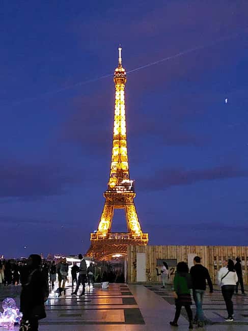 Paris 1Hour Vintage Car 2CV Tour + Champagne - Champagne and Photoshoot in the Heart of Paris