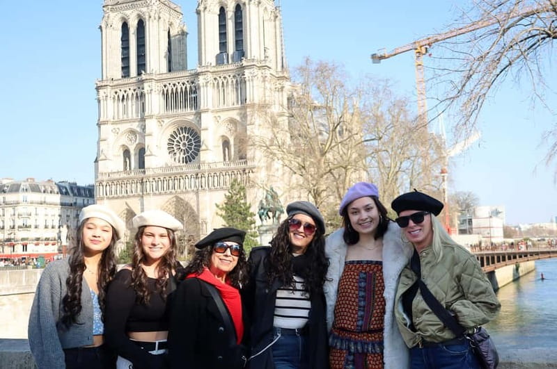 Paris: 6-hour PRIVATE tour in a van - photoshoot included - Discover the Best Views at Place du Trocadéro