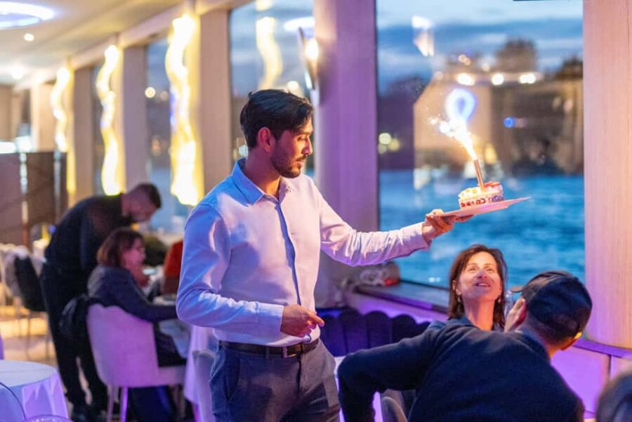 Paris: Bastille Day Fireworks Dinner Cruise with Drinks - Dining Experience and Menu Highlights