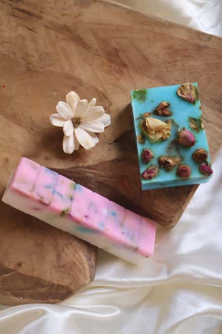 Paris: Botanical handmade soap workshop (Melt and pour soap) - Creating Personalized Floral Soaps in Paris