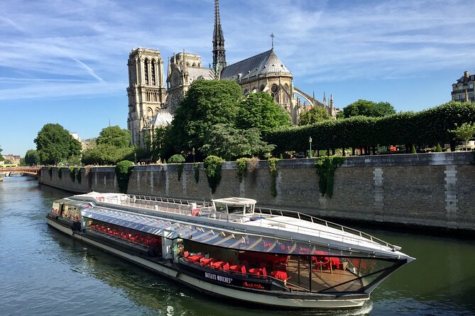 Paris Christmas Lunch Cruise by Bateaux Mouches - Iconic Parisian Sights from the Water