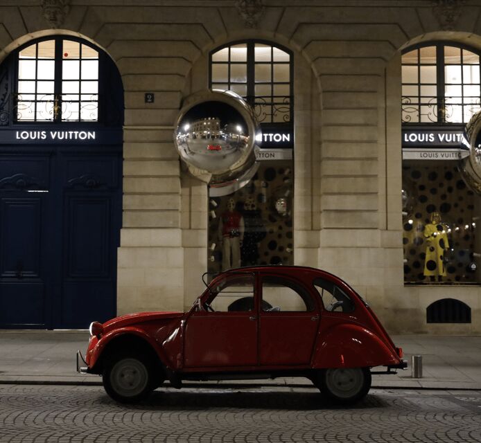 Paris: Christmas tours in 2CV - Experiencing Paris’ Christmas Lights in Style