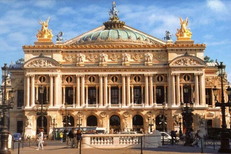 Paris: Cur de Bohème Tour - Heart of the City - Exploring Parisian Landmarks from the Champs-Élysées to Montmartre