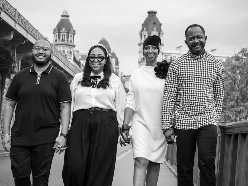 Paris: Eiffel Tower Private Photoshoot Experience - Easy Meeting Point at Pont de Bir Hakeim