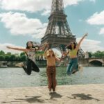 Paris: Eiffel Tower Vintage Photoshoot - Starting Point in Front of Théâtre de Chaillot