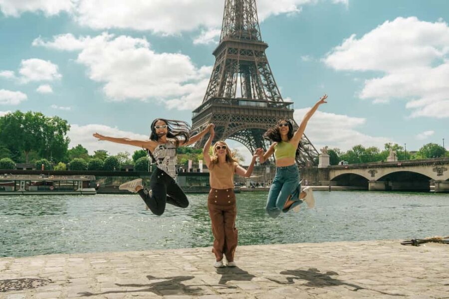 Paris: Eiffel Tower Vintage Photoshoot - Starting Point in Front of Théâtre de Chaillot