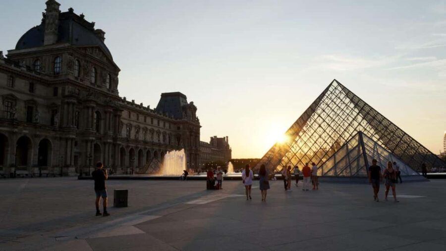 Paris: Eiffel Tower&Seine River Electric Bike Tour 3 hours - Meeting Point and Group Size in the Heart of Paris