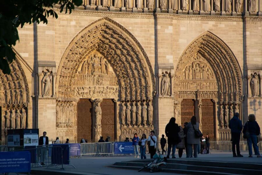 Paris: Ghosts and Dark Stories Guided Walking Tour - Starting Point in front of the Statue of Henri IV on Pont Neuf