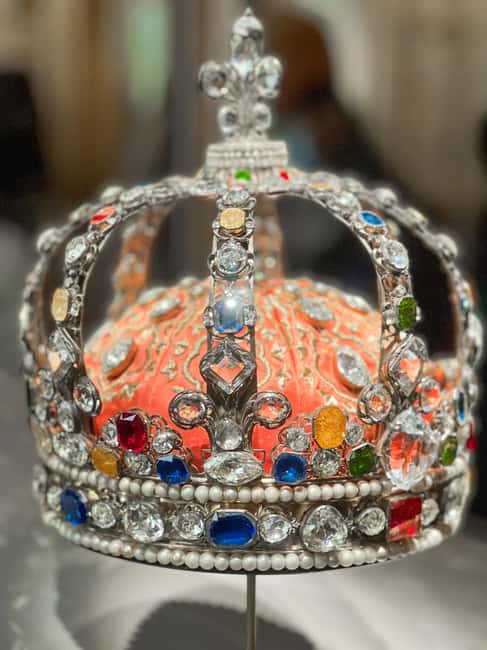 Paris: Guided tour in PORTUGUESE at the Louvre-semi-private - Meet Your Guide at the Louvres Main Pyramid