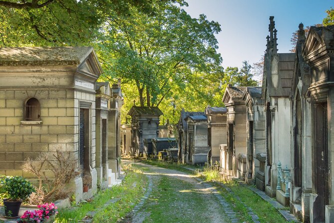 Paris: Haunted Père Lachaise Cemetery Guided Tour - Highlights of the Cemetery: Jim Morrison and Other Notable Graves