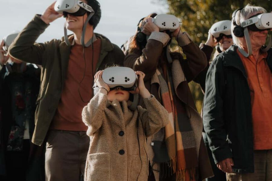 Paris: Historical Guided Tour of the Seine Riverbanks with Virtual Reality - The VR Technology and Capsules