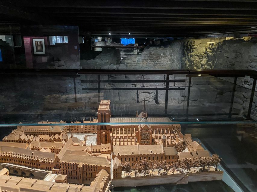 Paris: Île de la Cité and Notre-Dame Walking Tour With Crypt - Starting Point and Meeting Details