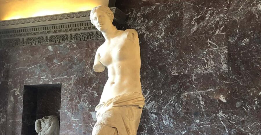 Paris Louvre : Private Treasure Hunt for Families or groups - Starting Point and Entry Process at the Louvre