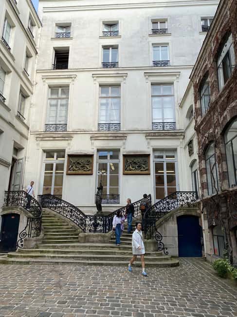 Paris: Marais Contemporary Art Galleries with an artist - Engagement and Interactive Discussions
