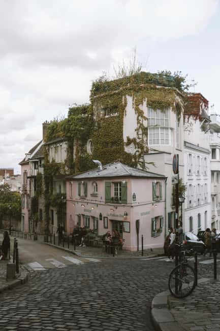 Paris: Montmartre hidden gems walking Tour with Local Guide - Exploring Montmartre Village and its Winding Streets
