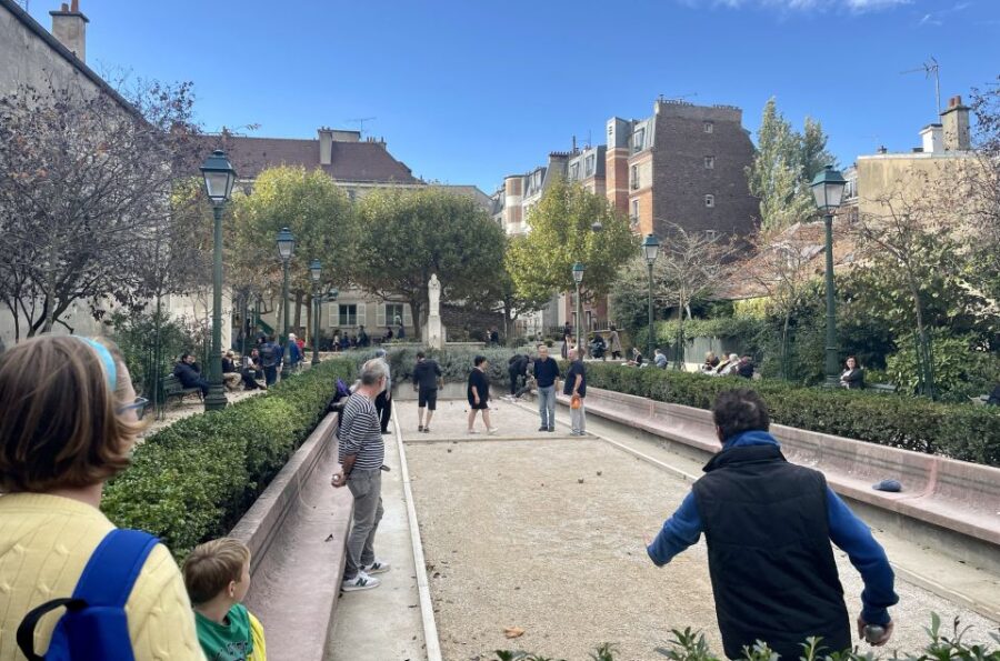 Paris Montmartre Highlights Walking Tour - Small Group - Visiting the Sacré-Coeur Basilica for Panoramic Views