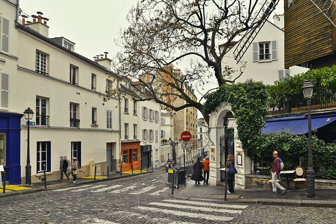 Paris: Montmartre & Sacré Coeur Private Walking Tour - The Romantic Heart of Montmartre at Le Mur des Je taime