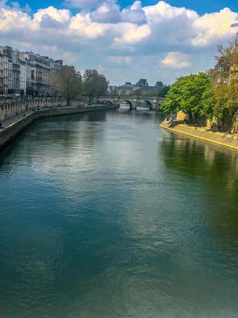 Paris: Notre Dame Exteriors and Ile de la Cité Walking Tour - Visiting the Medieval Conciergerie