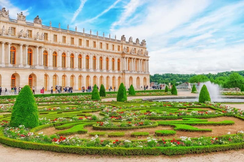 Paris: Palace of Versailles Guided Tour with Bus Transfers - Starting Point and Transportation Comfort