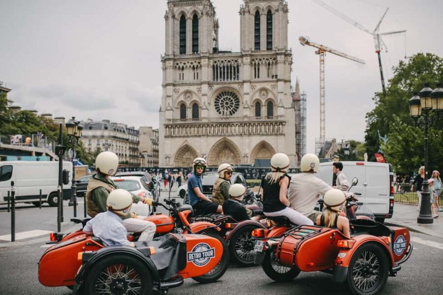 Paris Photo Shoot, Love and Family - Starting Point at an Iconic Parisian Location