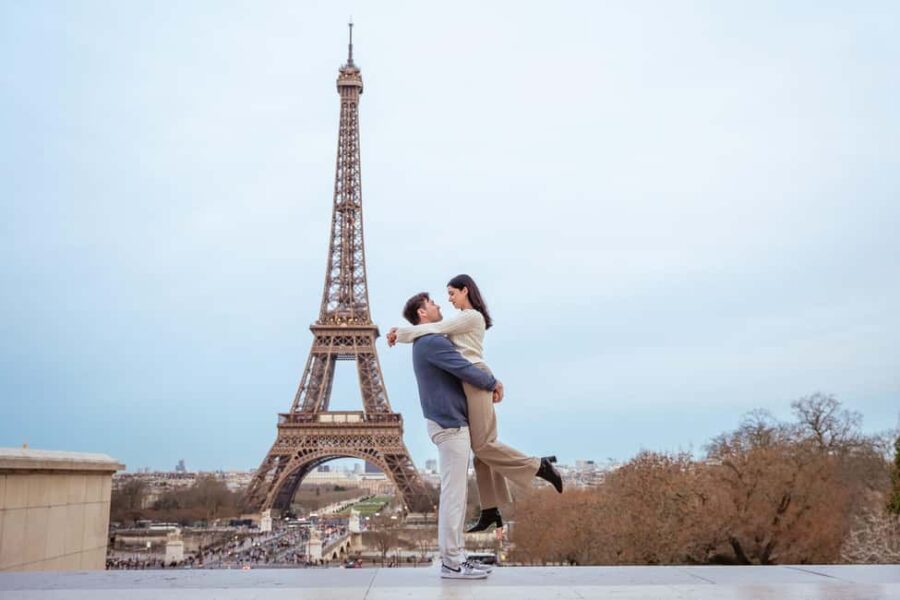 Paris photographer 1 hour near the Eiffel Tower or in Paris - The Choice of a Private, One-Hour Photo Shoot in Paris