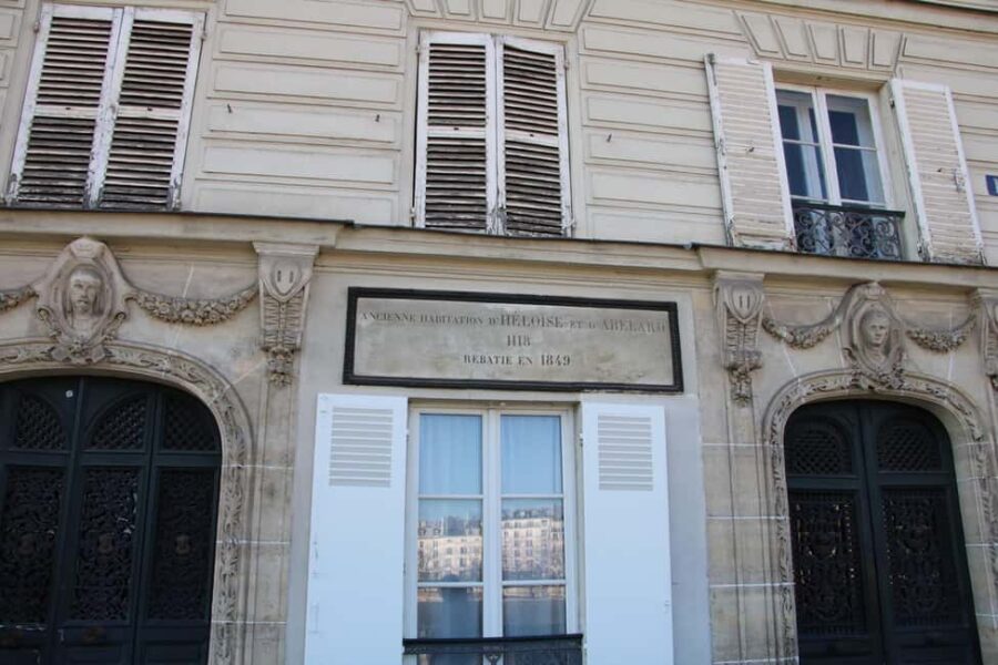 Paris: Private Walking Tour with Notre Dame Medal - Exploring the Île de la Cité and Hôtel de Ville