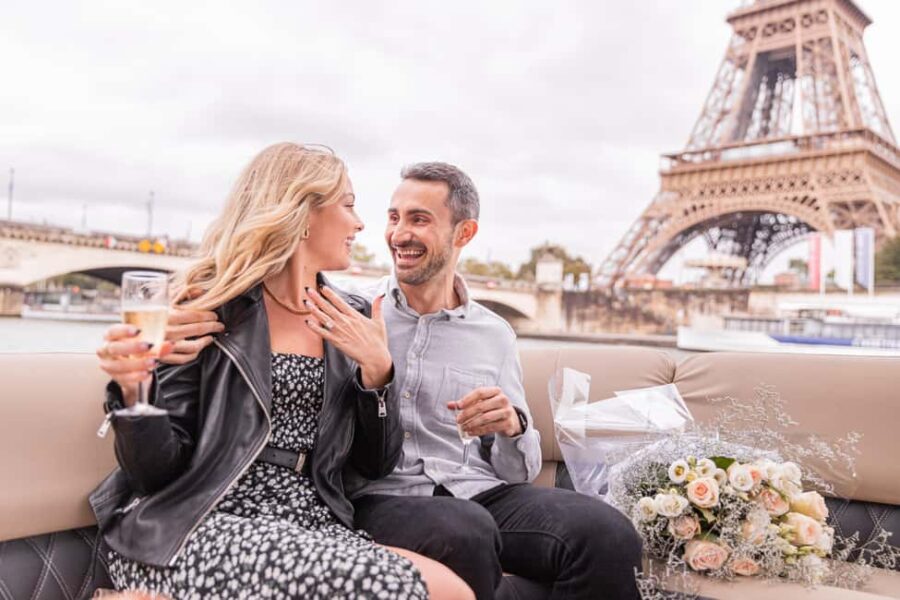 Paris Proposal / Private River Cruise + Photographer 1h - An Exclusive Private Boat for Your Paris Proposal