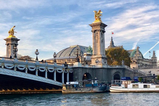 Paris Seine River Champagne Tasting Cruise - Luxury Small-Boat Experience in Paris