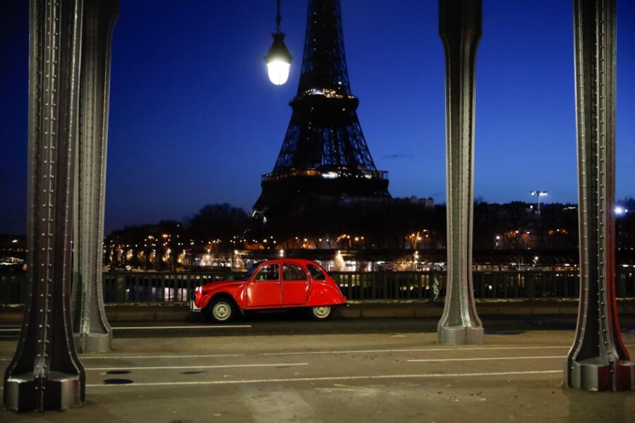 Paris :Tour 2CV Paris Secret - From the Famous Avenue des Champs Élysées to the Arc de Triomphe