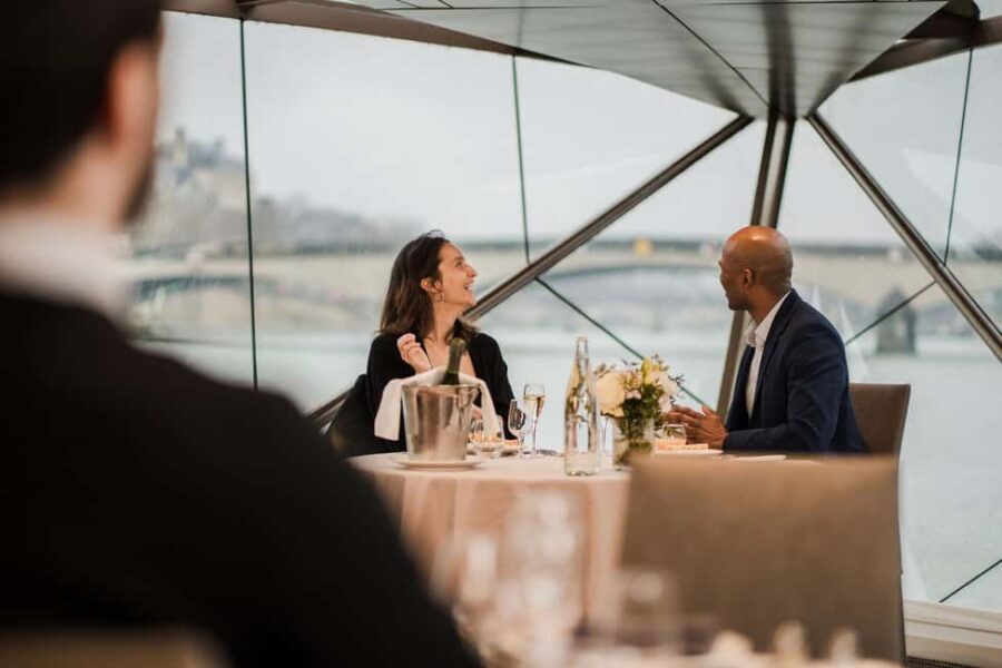 Paris : Valentine's Day Diner Cruise on the Seine river - The Experience for Valentine’s Day and Special Occasions