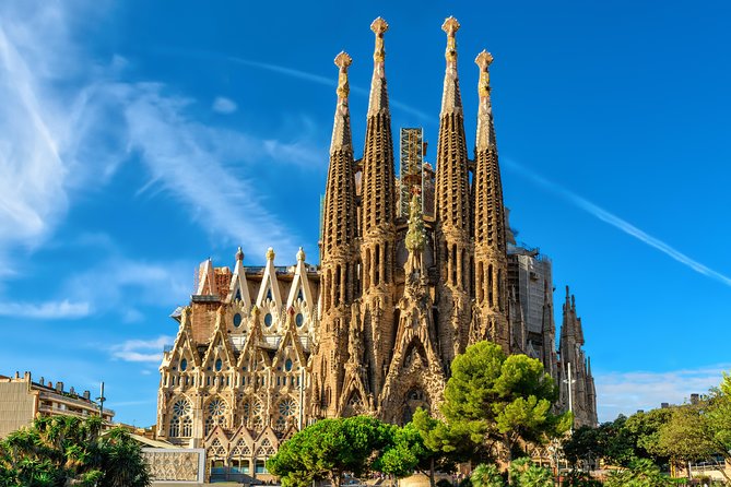 Park Guell and Sagrada Familia Private Tour with Hotel pick-up - Starting the Day at Montjuïc for Panoramic Views