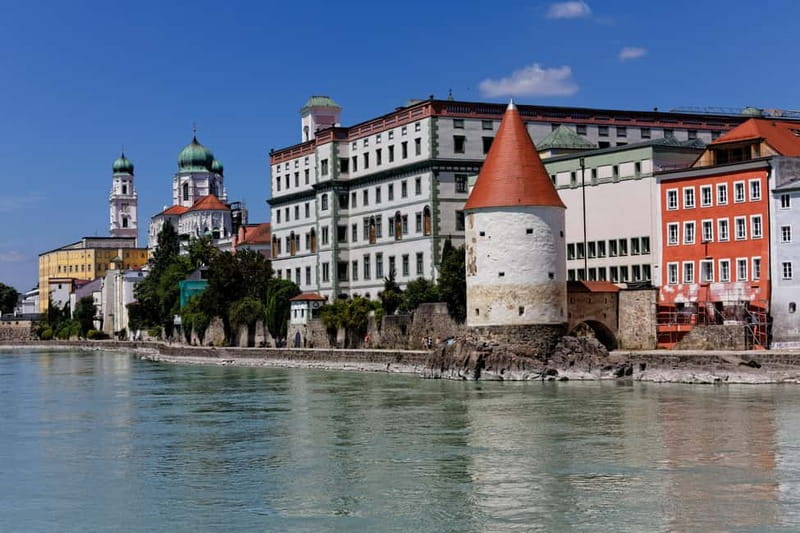 Passau: Express Walk with a Local in 60 minutes - Starting at Nibelungenplatz, the Tour Sets the Tone