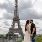 Photo session for couples with flowers around Eiffel tower - Starting Point at the Trocadéro Square
