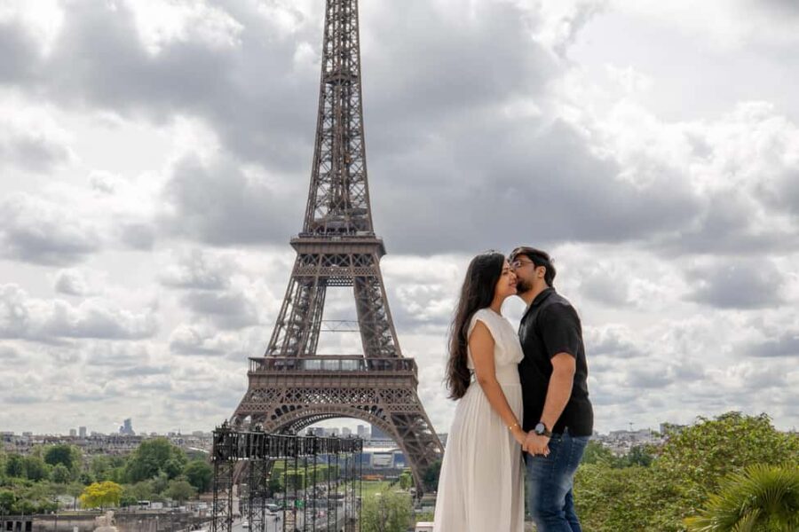 Photo session for couples with flowers around Eiffel tower - Starting Point at the Trocadéro Square
