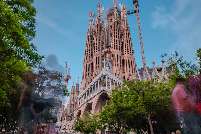 Photo Walking Tour Sagrada Familia and Gaudí in Barcelona - Exploring Casa Lleo i Morera and Basic Composition