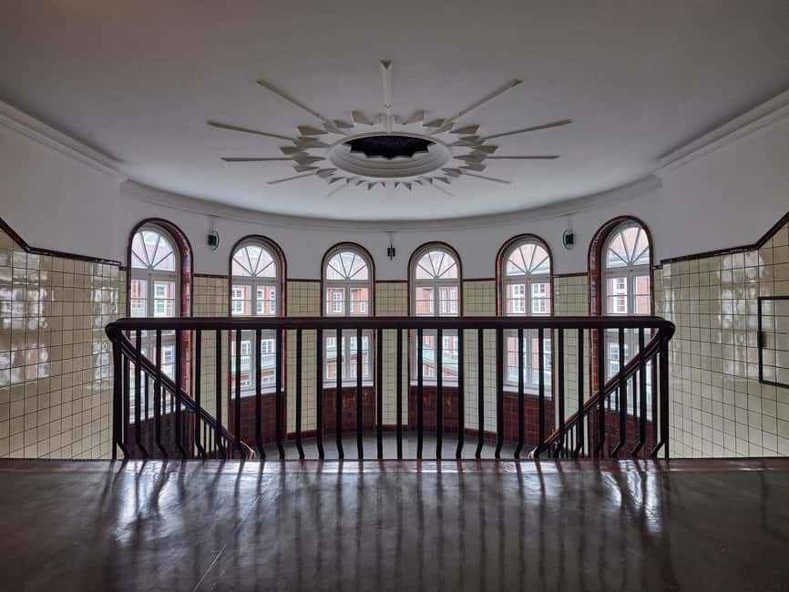 Photographic city tour through Hamburg's UNESCO World Heritage Site - Meet at the Chilehaus: The Tour Starts in an Iconic Hamburg Landmark