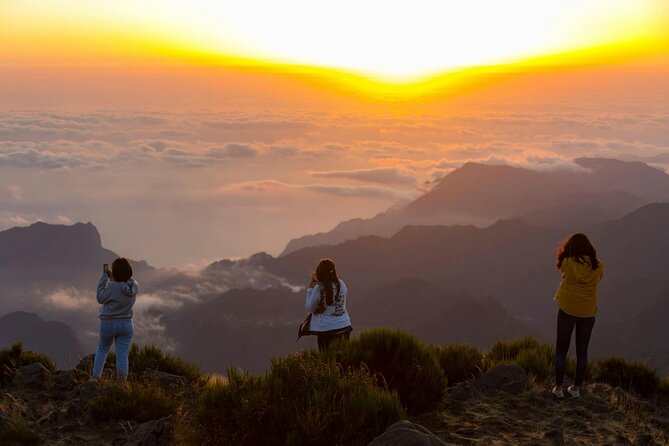 Pico do Arieiro Sunrise Tour with Local Breakfast from Funchal - Viewing the Sunrise at Pico do Arieiro