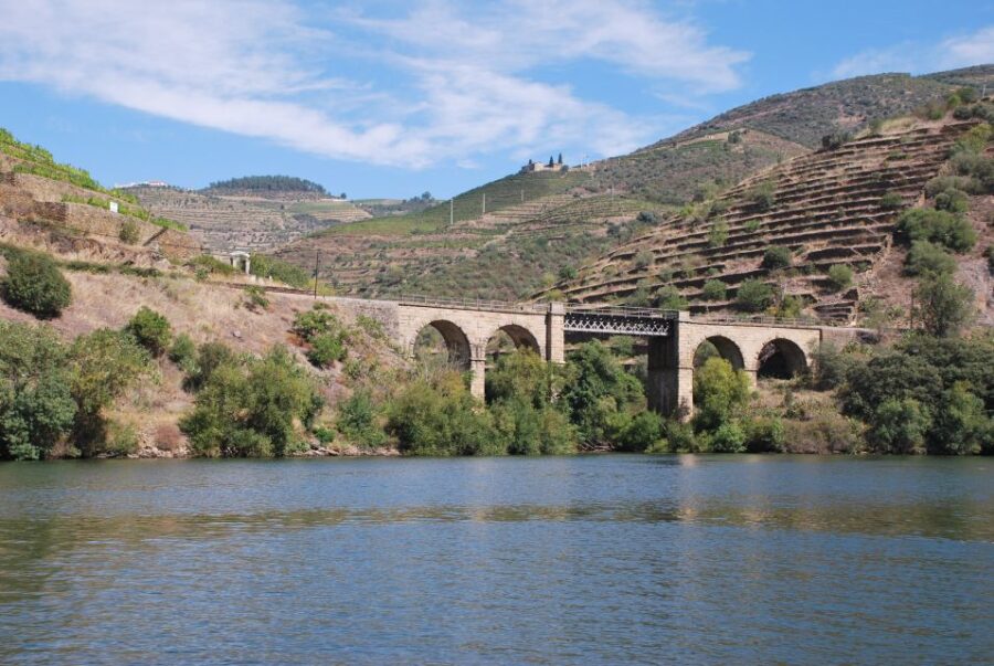 Pinhão: Douro Valley Rabelo Boat Tour and Kayak Experience - Starting Point at Magnifico Douro Pier in Pinhão