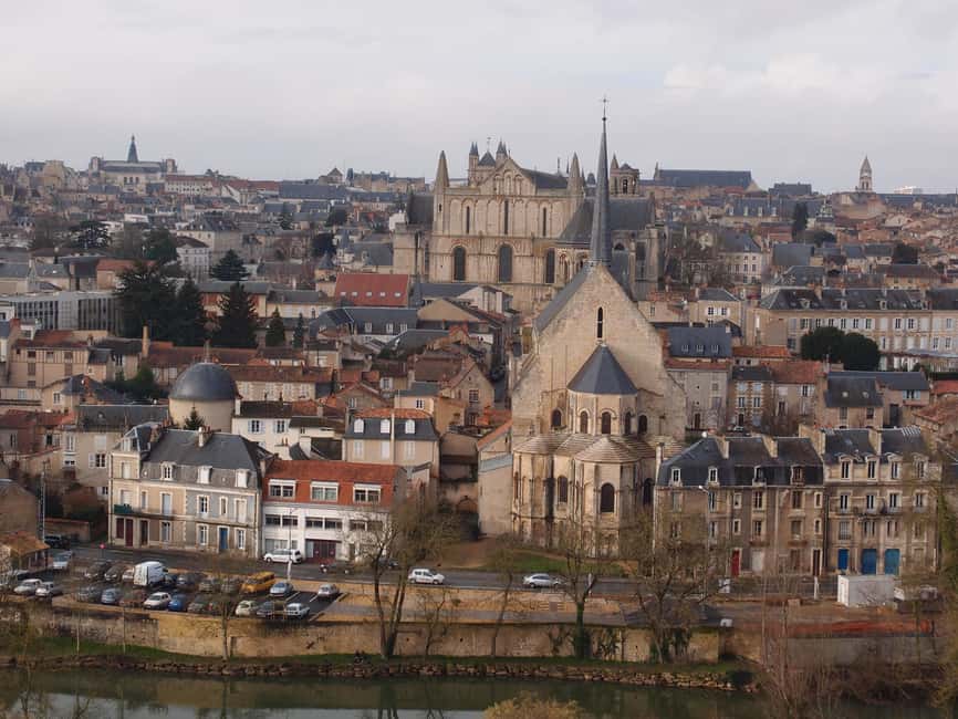 Poitiers: Outdoor Escape Game - In Search of Legends - Starting Point at Place de la Liberté