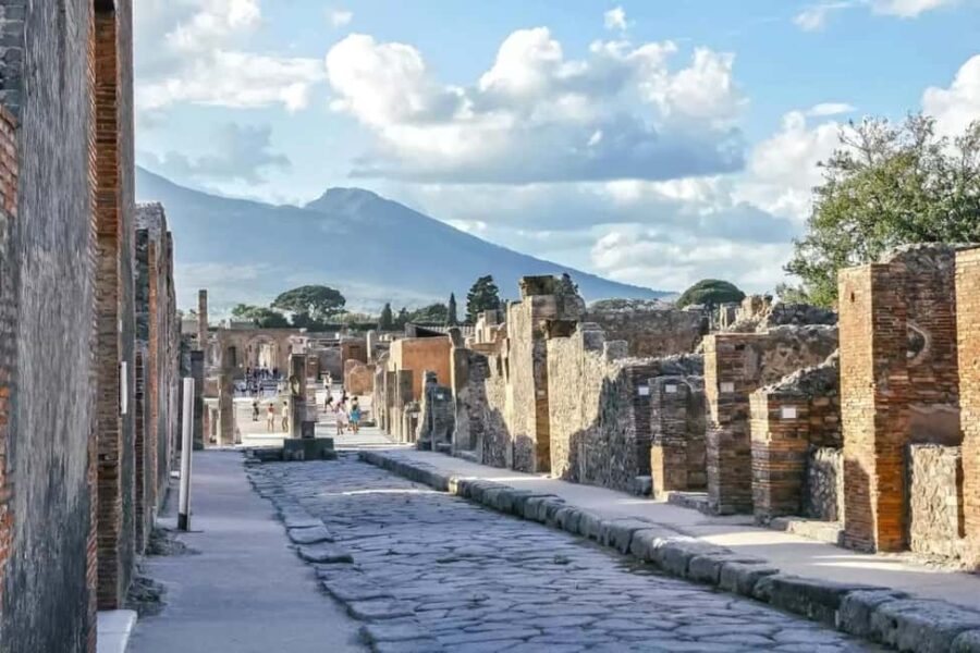 Pompei and Herculaneum: Skip the Line Entry + Audioguide - Seamless Transfer from Herculaneum to Pompeii by Train