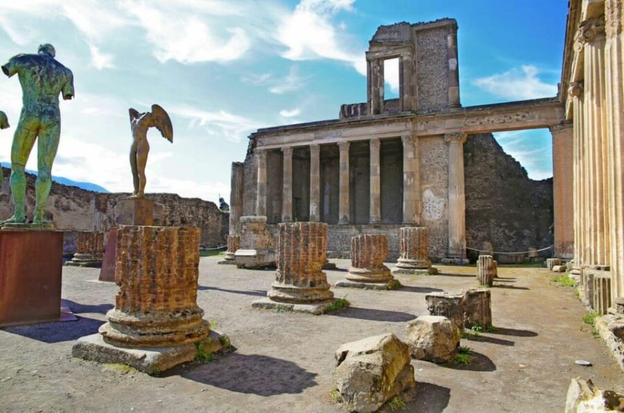Pompeii: Entry Ticket & Guided Tour with an Expert Historian - Easy and Convenient Meeting Point in Piazza Esedra