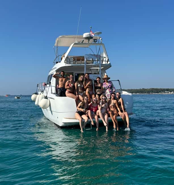 Pore: Bachelor & Bachelorette Celebration on the Waves - The Yacht: A Luxurious Setting for Celebration