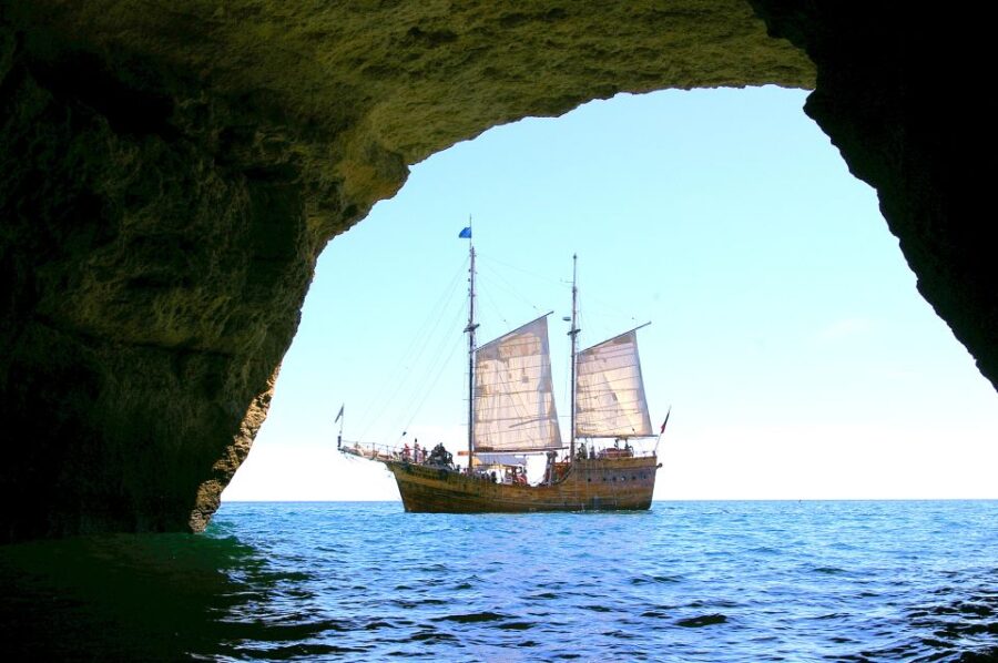 Portimão: Pirate Ship Cave Cruise - Starting Point and Check-in at Clube Naval De Portimão