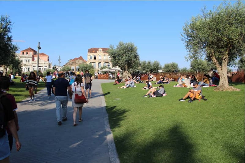 Porto Highlights (Private Walking Tour) - Visiting the Igreja dos Carmelitas Descalcos and Livraria Lello
