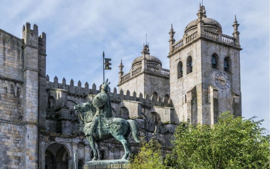 Portos Old Town: Amazing Secrets and Fresh Scoops - Discover Porto’s Oldest Buildings in the Heart of the City