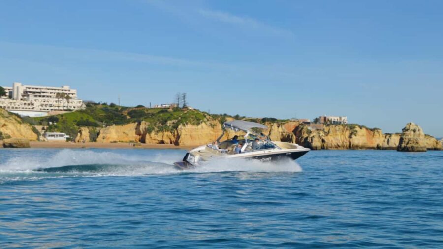 Power and luxury on a Mastercraft x80 - Starting your adventure at Lagos Marina