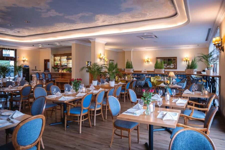 Pozna: Wine Tasting and Dinner in the Heart of Pozna - Wide Selection of Wines with Expert Storytelling