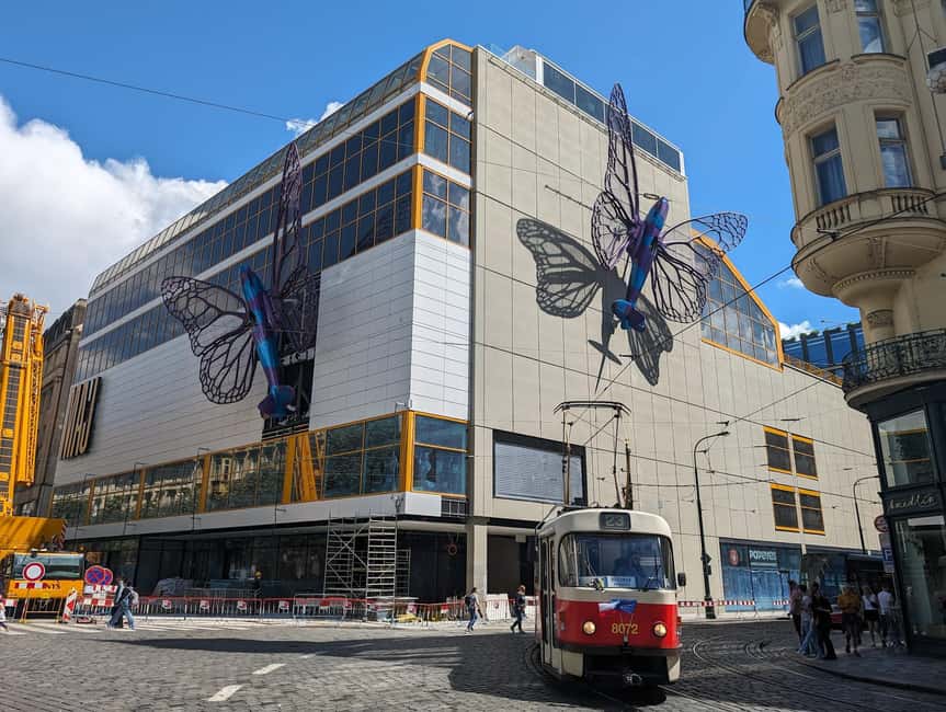 Prague: a stroll through David erný's installations or a visit to the Musoleum - The Guide: Lorenzo Polo and His Insightful Approach