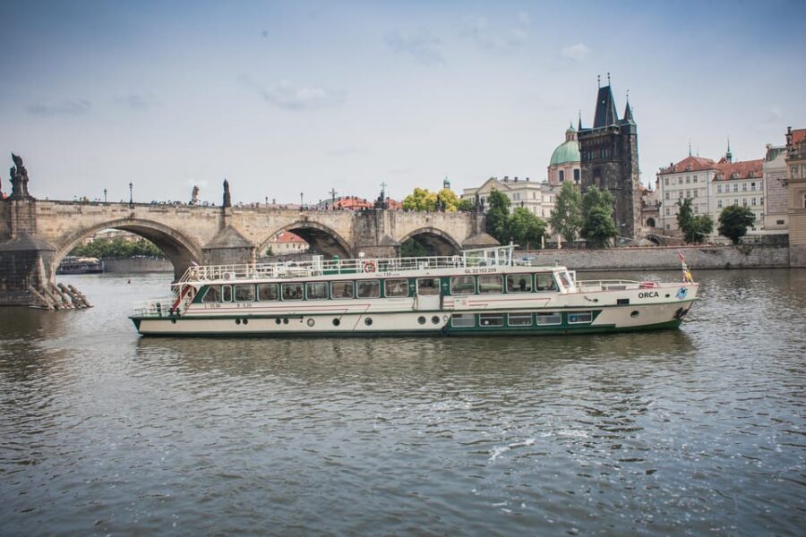 Prague: An unforgettable 2-hour cruise on the Vltava River. - Starting point at Dvoákovo Nábeí near the Na Frantiku Hospital